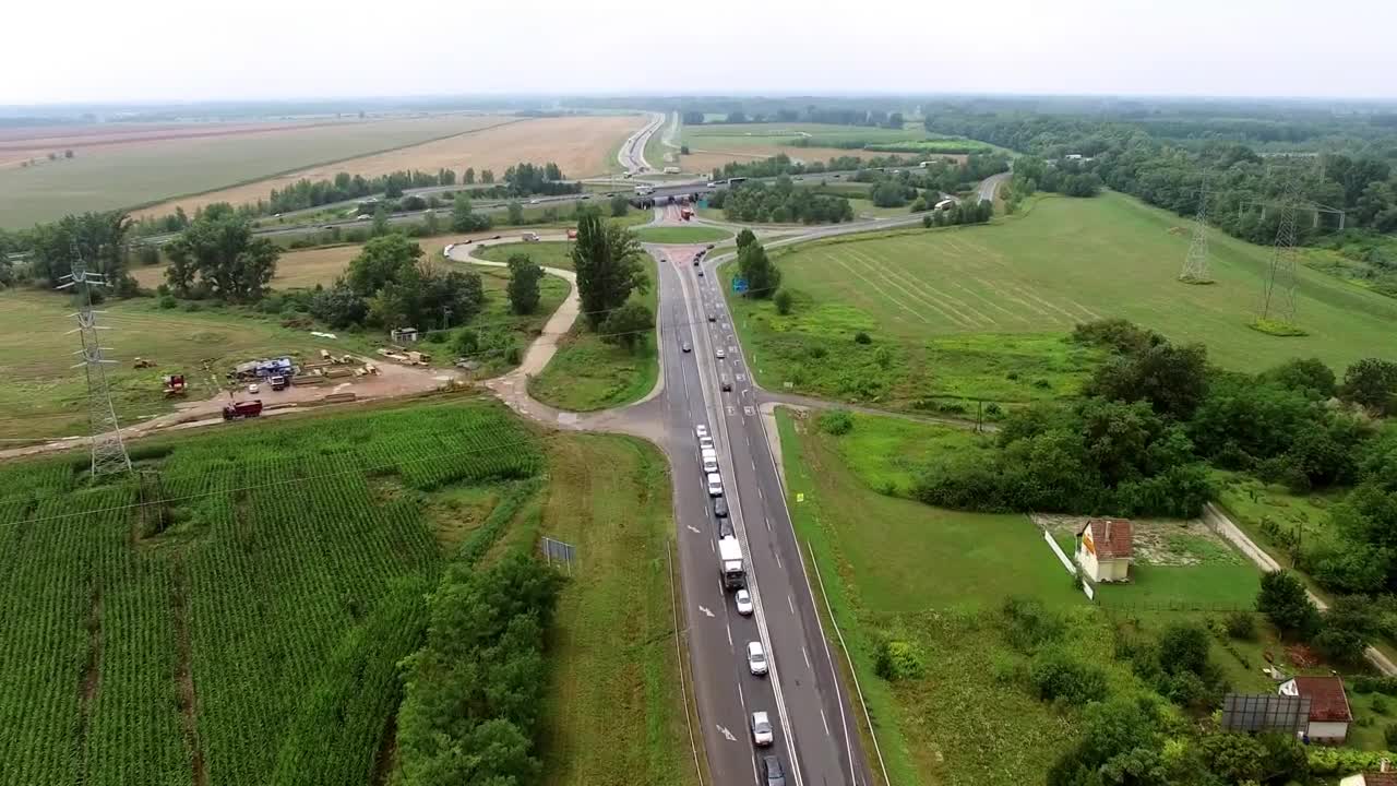 Free Video Stock traffic on a highway going through the countryside Live Wallpaper