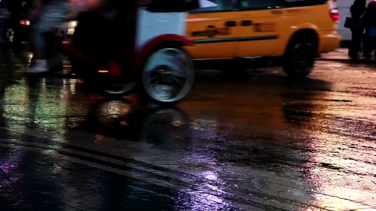 Free Video Stock traffic on a rainy night Live Wallpaper