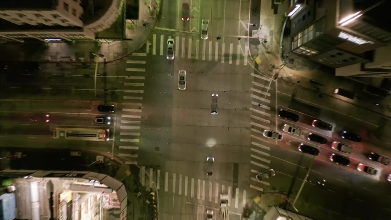Free Video Stock traffic on an avenue top zoom out aerial shot Live Wallpaper