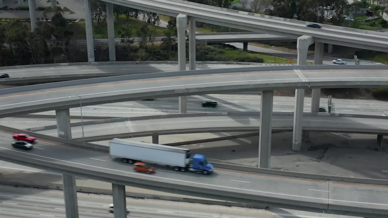 Free Video Stock traffic on bridges and freeways close up Live Wallpaper