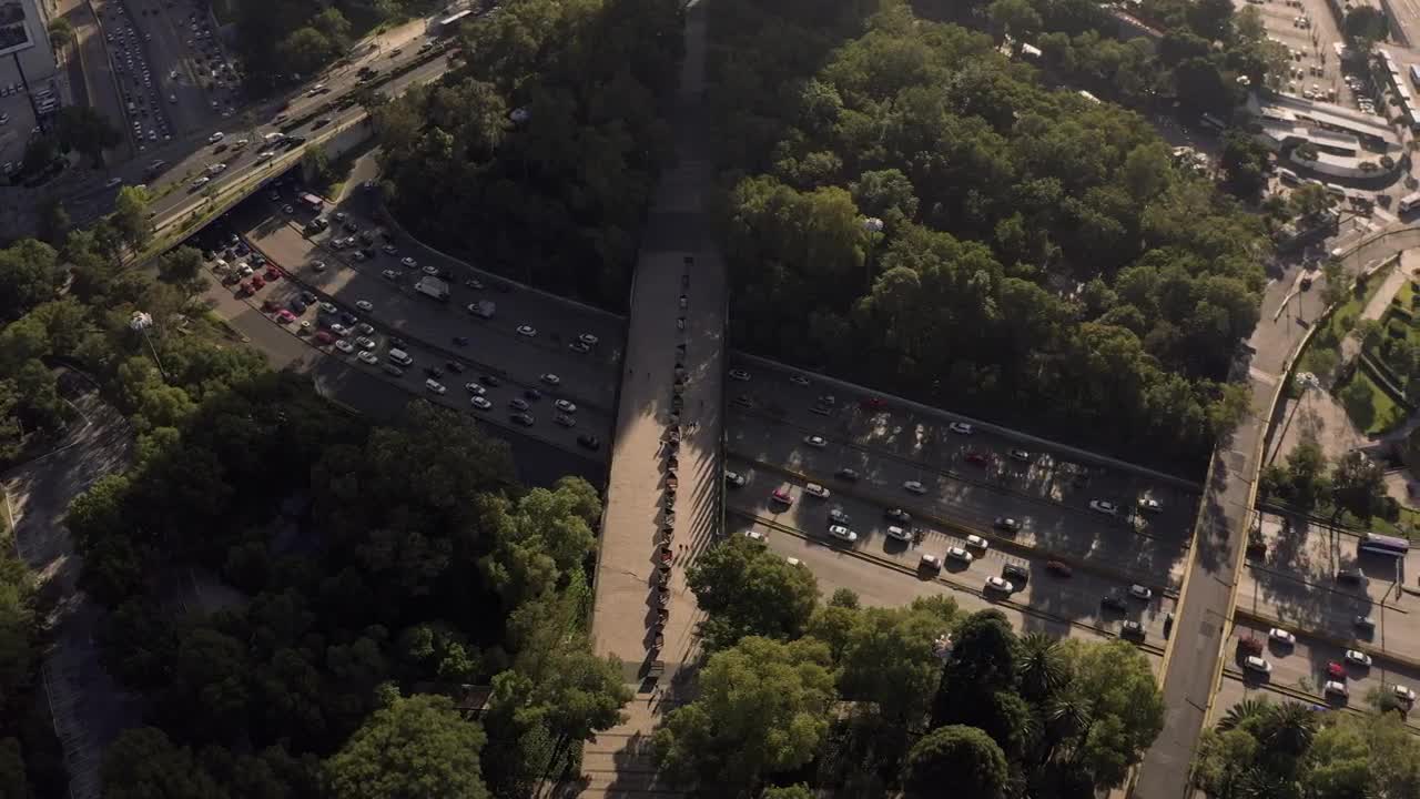 Free Video Stock traffic on busy city road Live Wallpaper