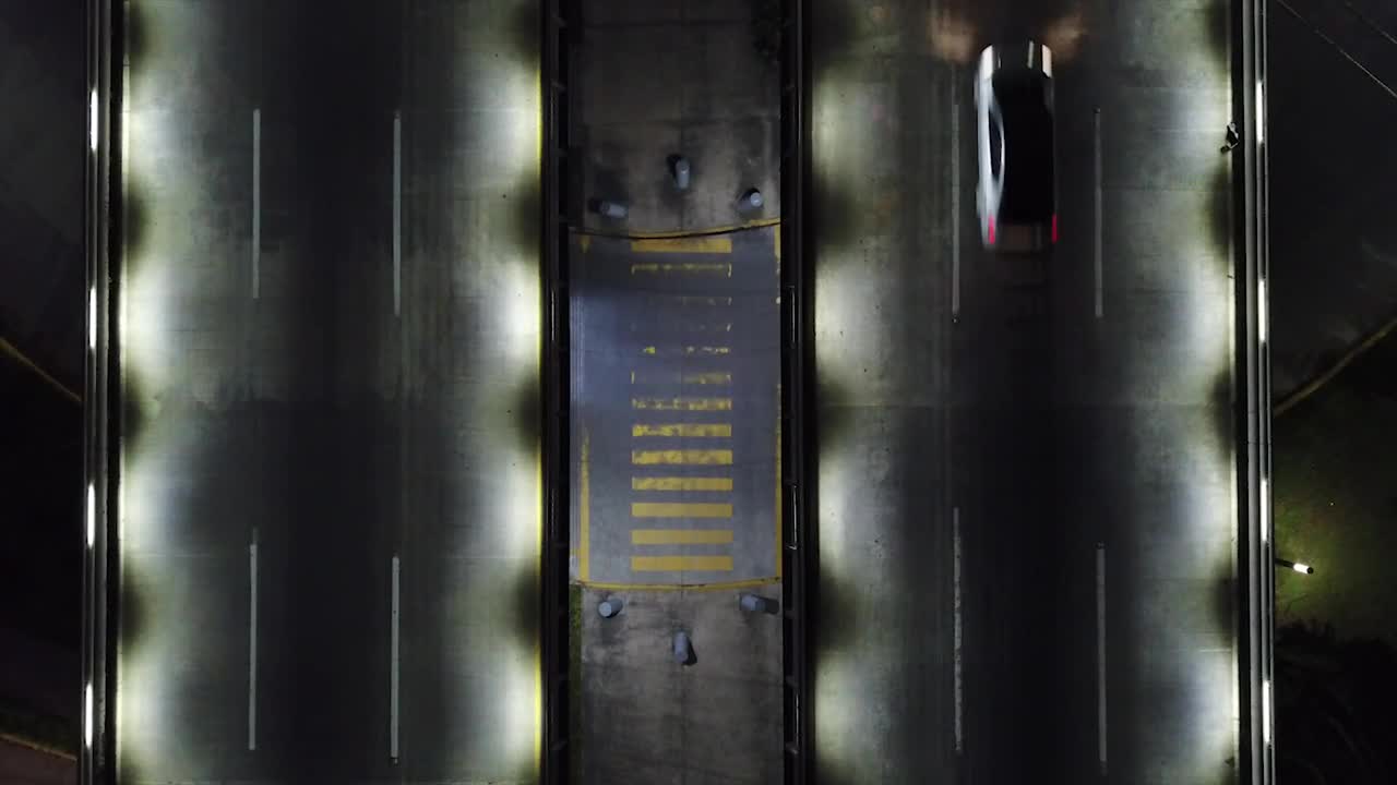 Free Video Stock traffic on suspended bridge Live Wallpaper