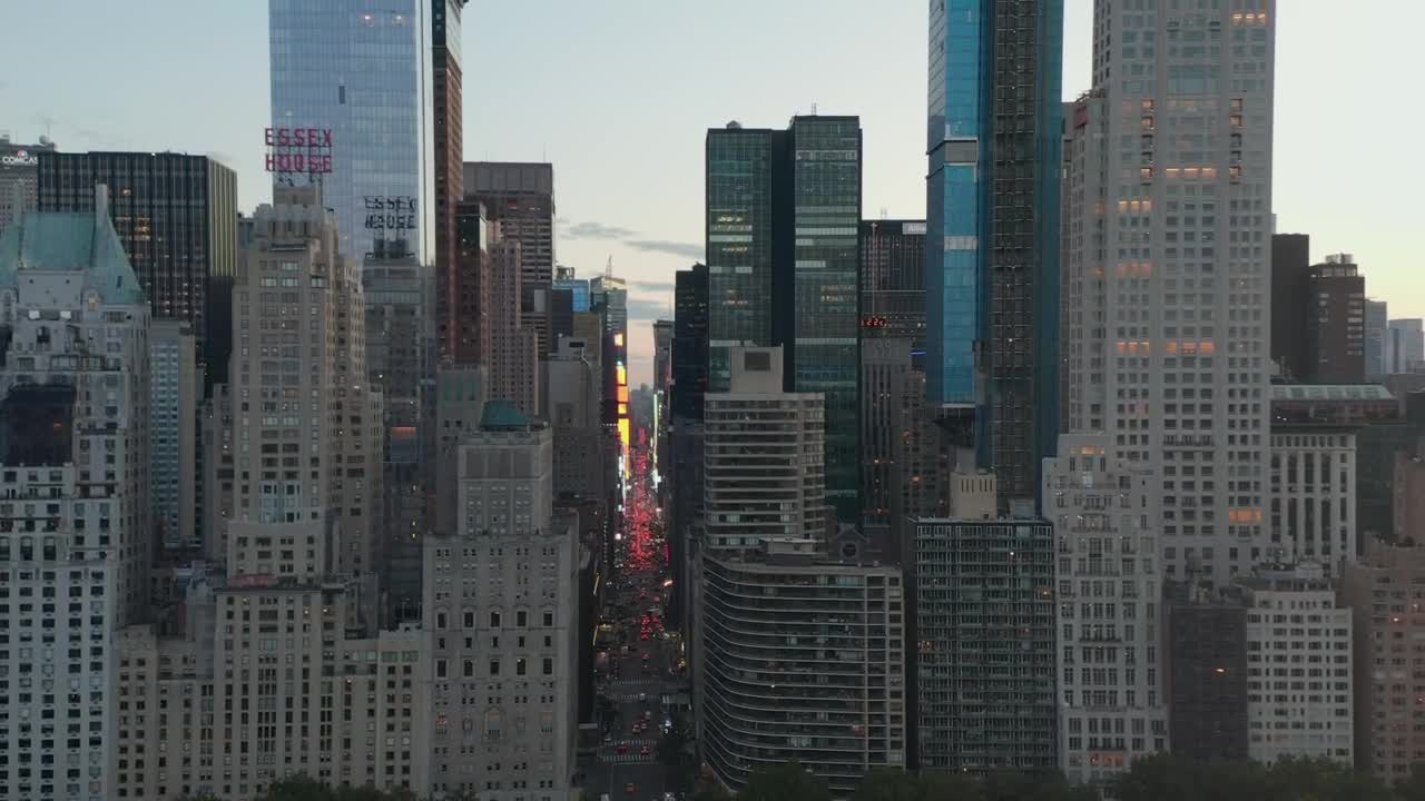 Free Video Stock traffic on th avenue in times square Live Wallpaper