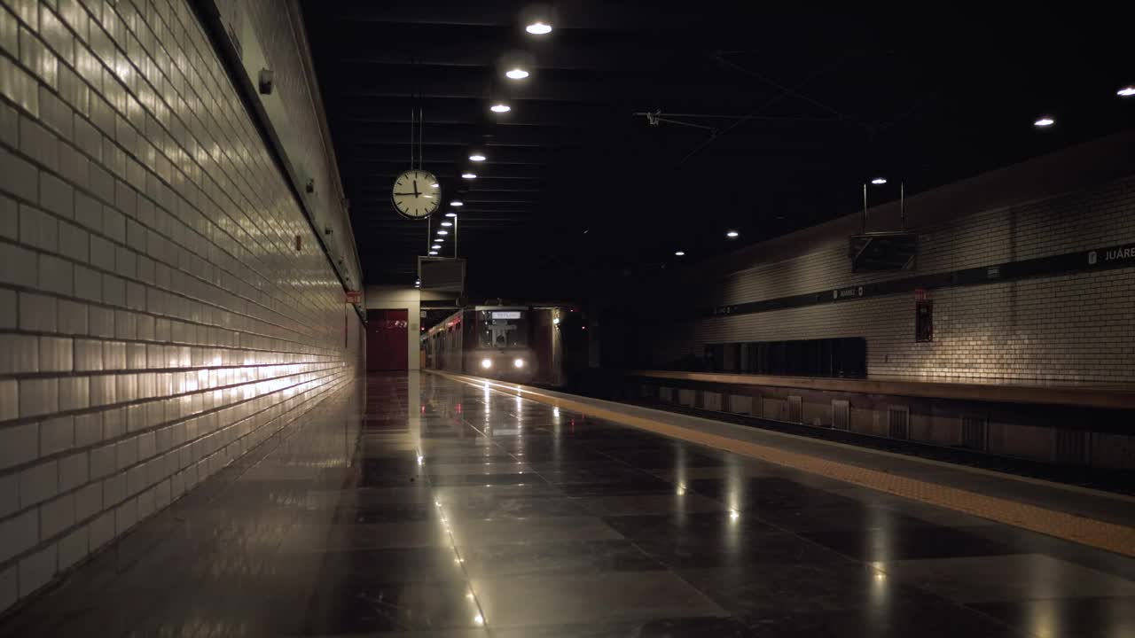 Free Video Stock train arriving to a subway station Live Wallpaper