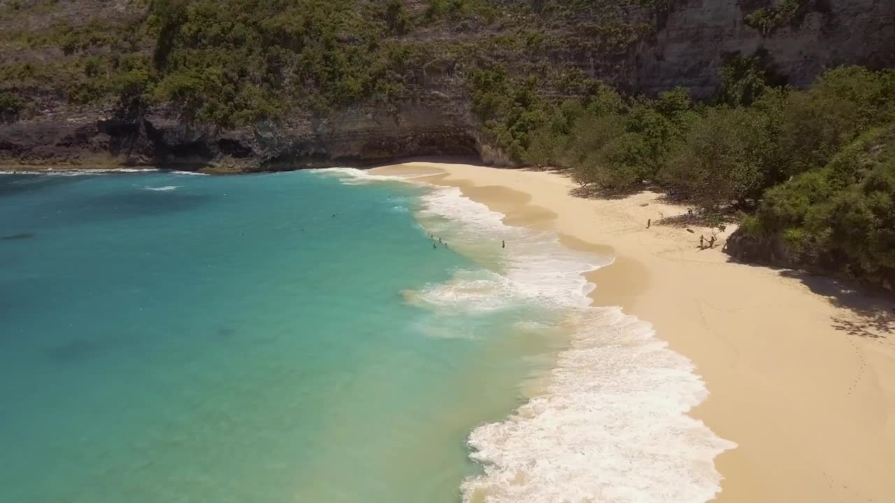 Free Stock Video Waves Breaking On A Hidden Beach Live Wallpaper