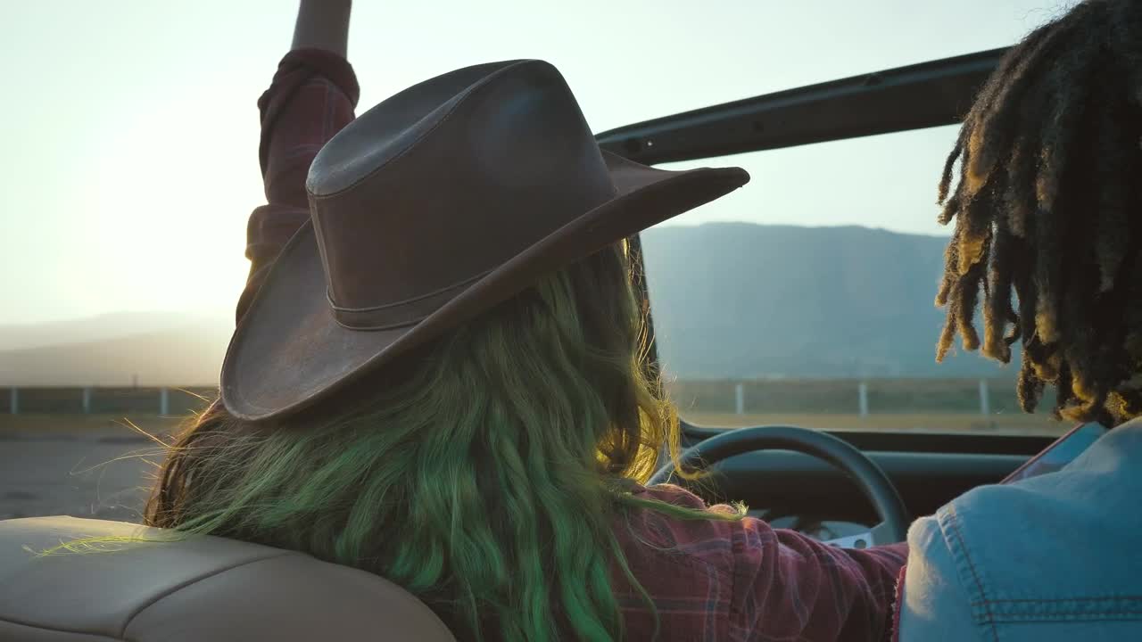 Free Stock Video Wanderlusts Enjoying A Stop On A Road Trip Live Wallpaper