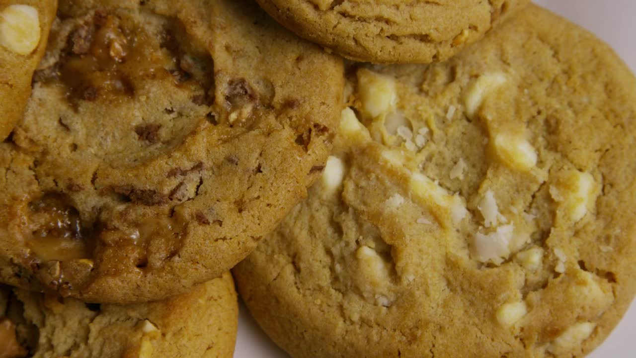Free Stock Video Walnut Cookies Rotating On A White Plate Live Wallpaper