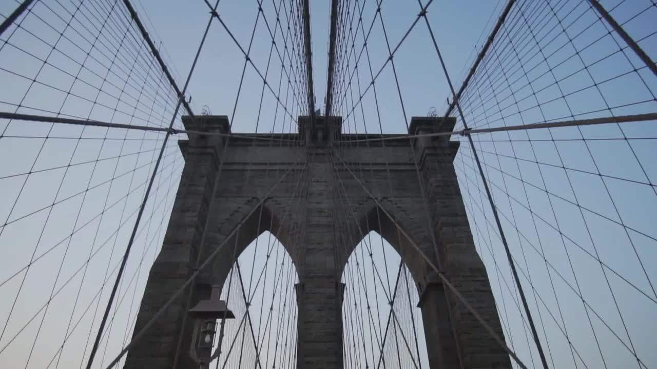 Free Stock Video Walking Down The Corridor Of The Brooklyn Bridge Live Wallpaper