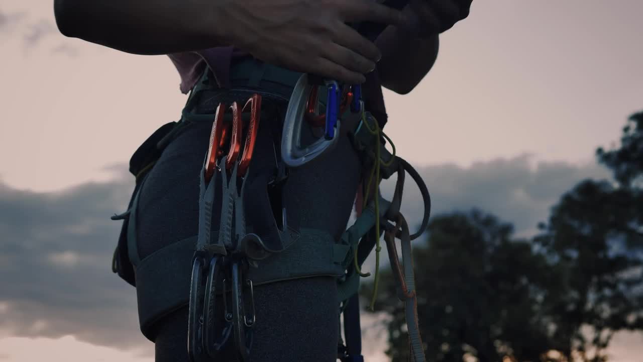 Free Stock Video Waist Of A Female Mountaineer With A Harness Live Wallpaper