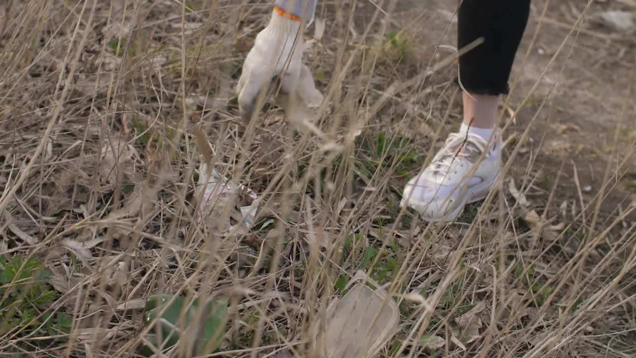 Free Stock Video Volunteer Picking Up Trash From The Grass Live Wallpaper