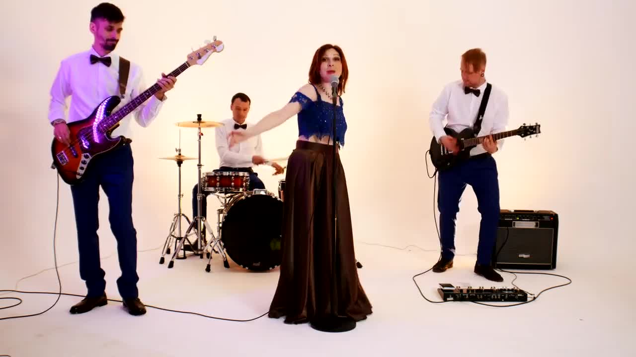 Free Stock Video Vocalist Of A Pop Rock Band Singing Live Wallpaper