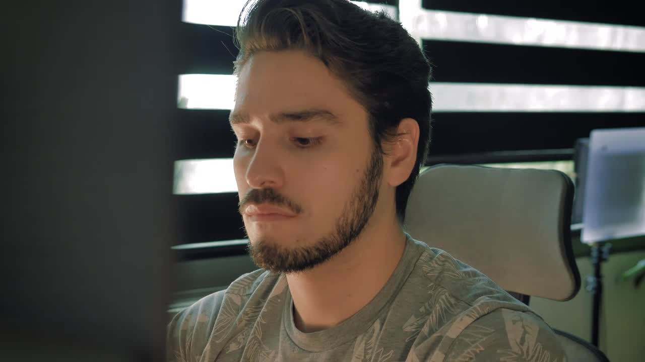 Free Stock Video Vlogger Working On His Script Live Wallpaper