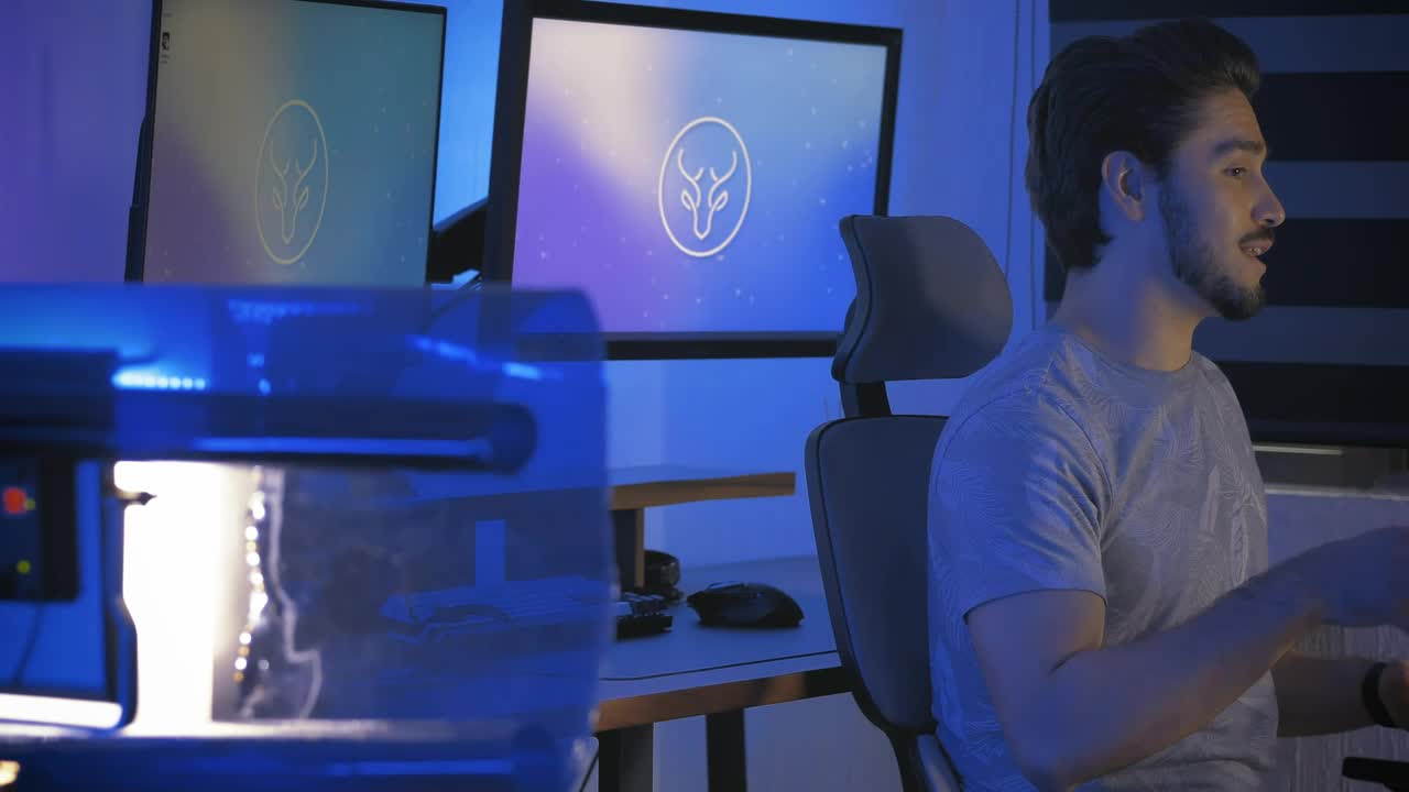 Free Stock Video Vlogger Speaking In Front Of His Camera Live Wallpaper