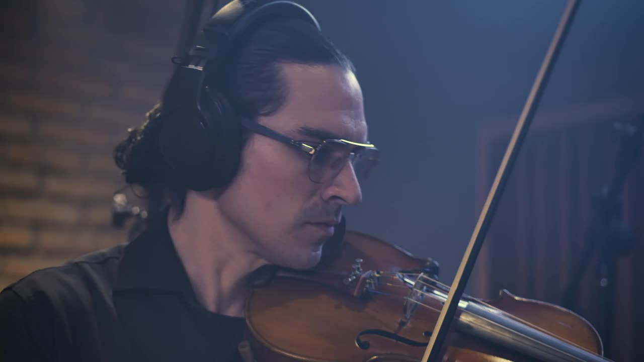 Free Stock Video Virtuous Violinist Playing In A Studio Live Wallpaper
