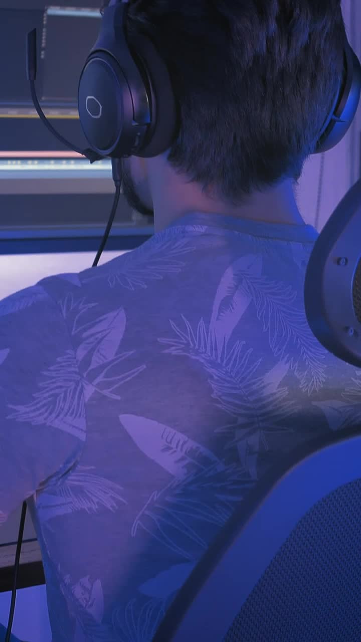 Free Stock Video Video Editor Working In His Office Live Wallpaper