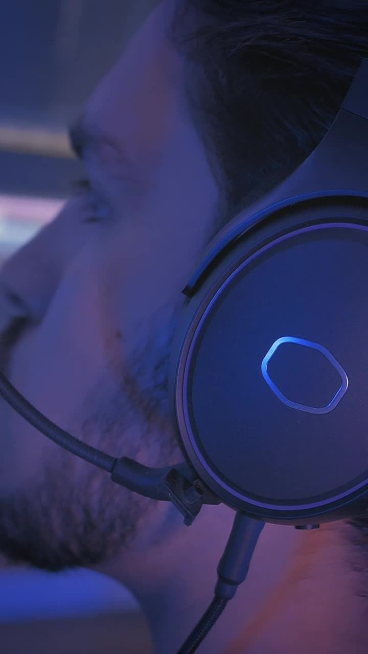 Free Stock Video Video Editor Using Headphones Live Wallpaper