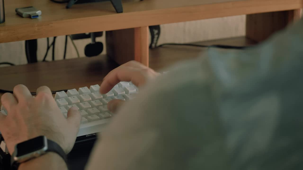 Free Stock Video Video Blogger Working On A Script Live Wallpaper