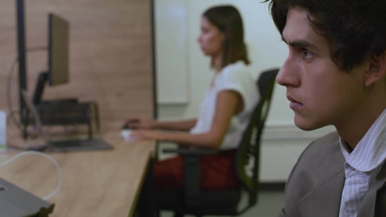 Free Stock Video Very Concentrated Man Working In An Office Live Wallpaper