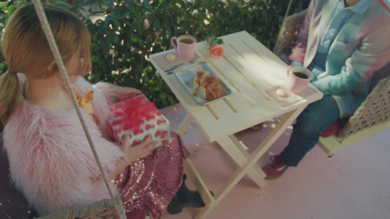 Free Stock Video Valentines Day Gift On A Date Live Wallpaper