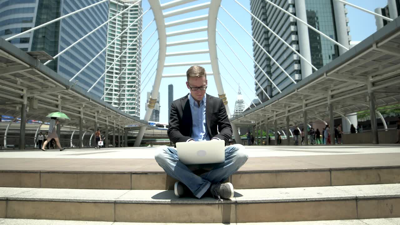 Free Stock Video Using A Laptop Outside The Office Live Wallpaper