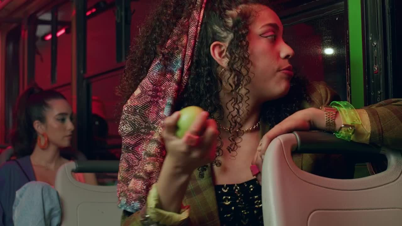 Free Stock Video Urban Model Eating An Apple Live Wallpaper