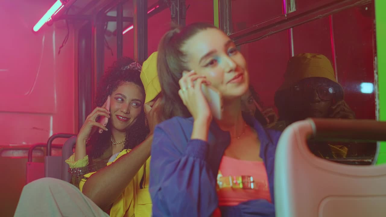 Free Stock Video Urban Fashion Young People On The Phone Live Wallpaper