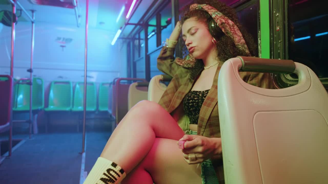 Free Stock Video Urban Fashion Model On The Bus Live Wallpaper