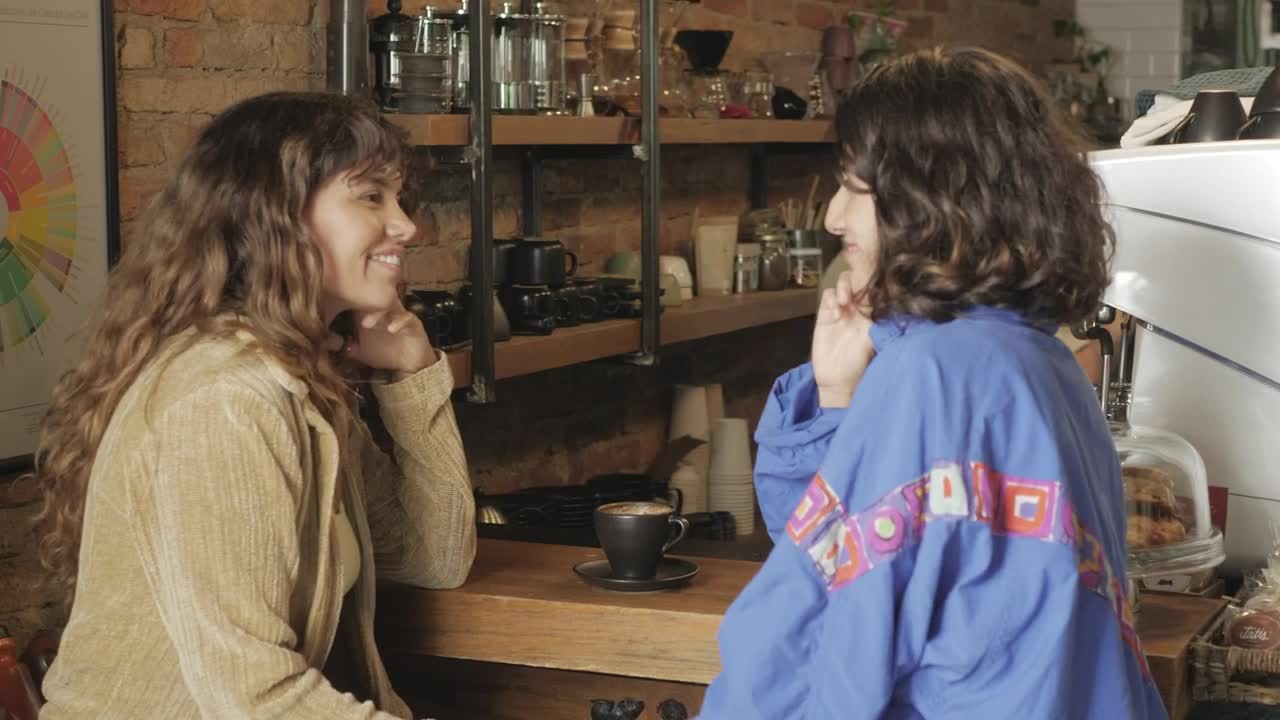 Free Stock Video Two Girls Chatting At The Counter Of A Coffee Shop Live Wallpaper