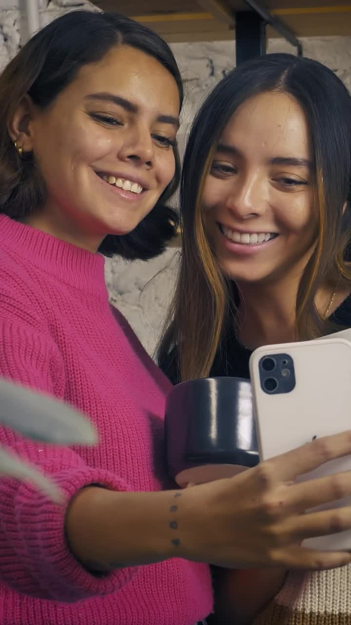 Free Stock Video Two Friends Taking A Selfie In A Ceramic Vase Shop Live Wallpaper
