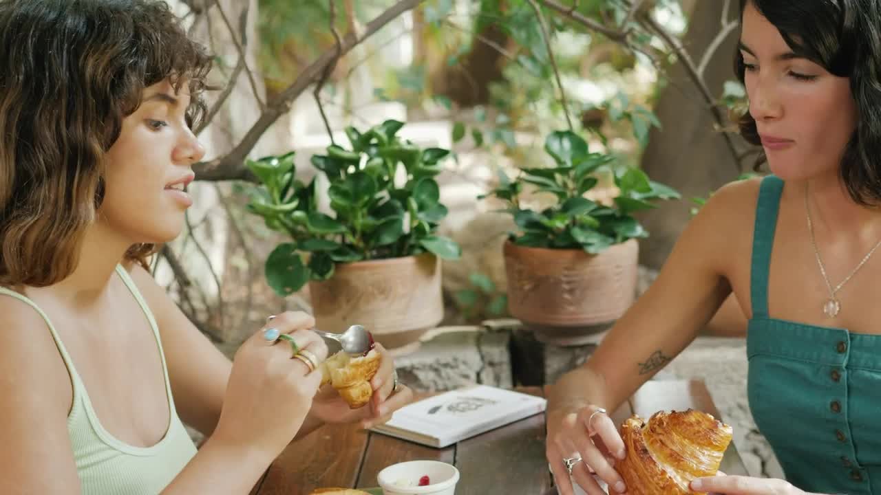 Free Stock Video Two Friends Eating Bread During A Friends Date Live Wallpaper