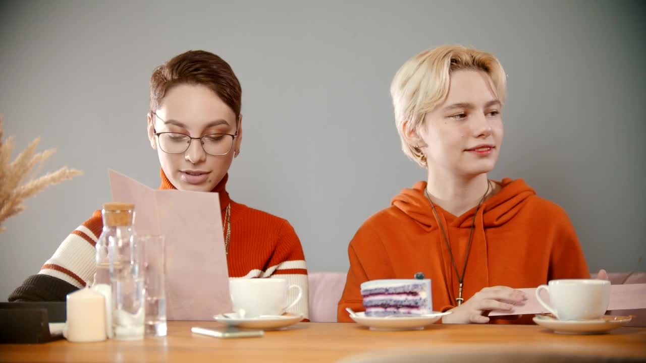 Free Stock Video Two Cheerful Women Ordering In A Restaurant Live Wallpaper