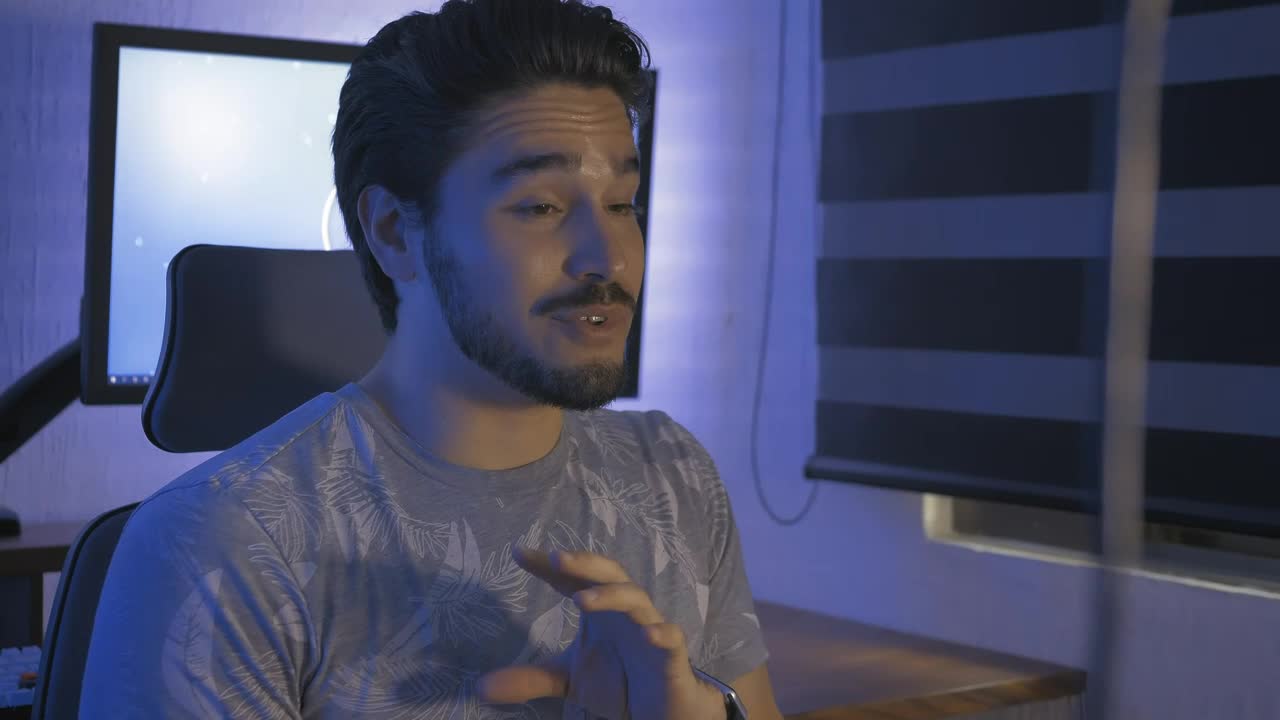 Free Stock Video Youtuber Vlogging In His Studio Live Wallpaper