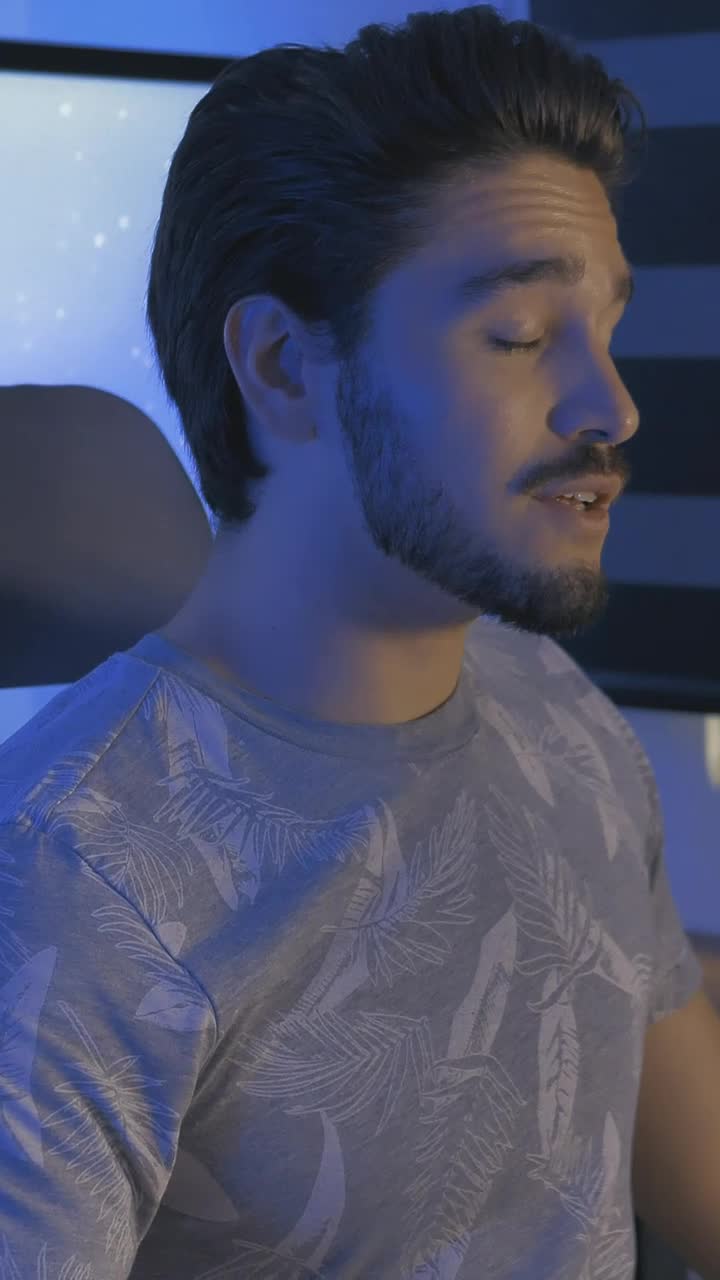 Free Stock Video Youtuber Filming With A Camera On A Tripod Live Wallpaper