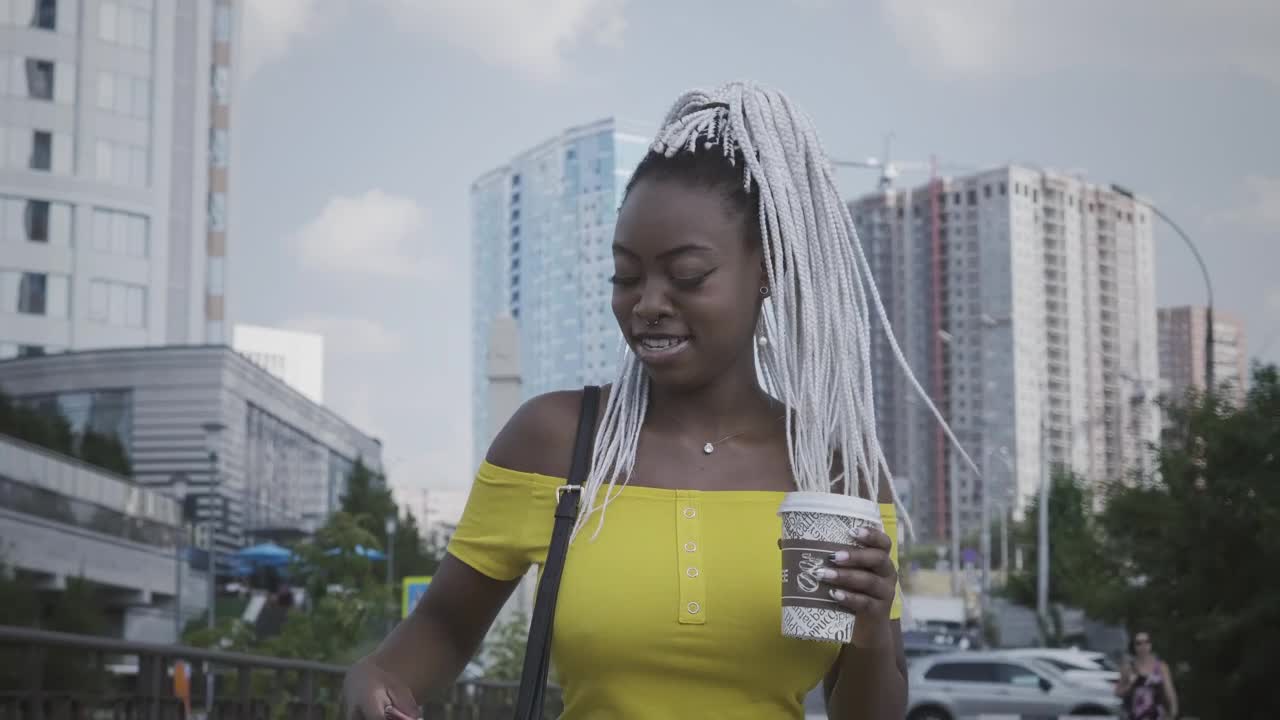 Free Stock Video Young Woman Walking And Talking On The Phone Live Wallpaper