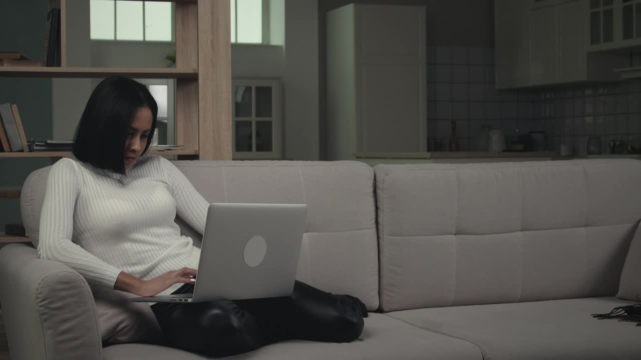 Free Stock Video Young Woman Using Laptop In The Couch Live Wallpaper