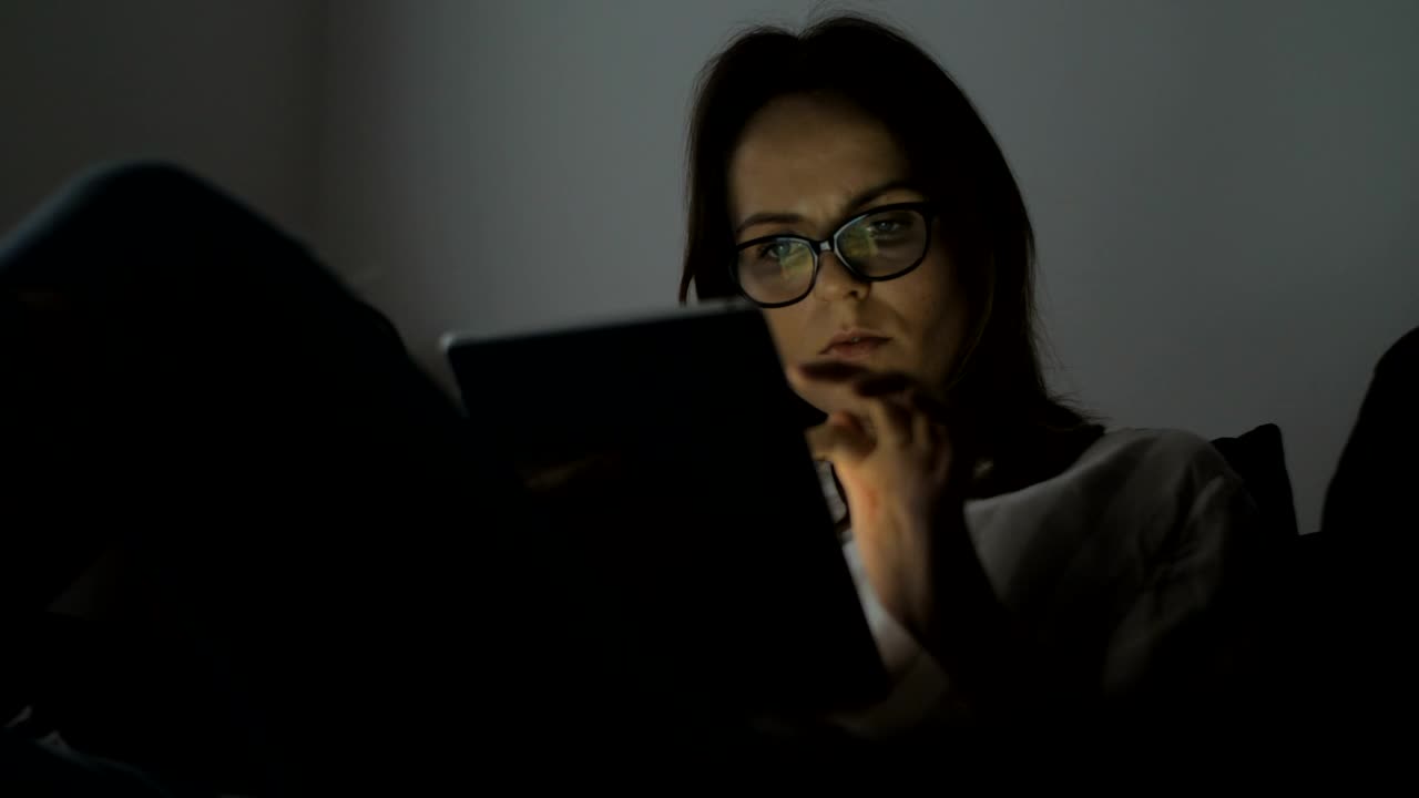 Free Stock Video Young Woman Using A Tablet In A Dark Room Live Wallpaper