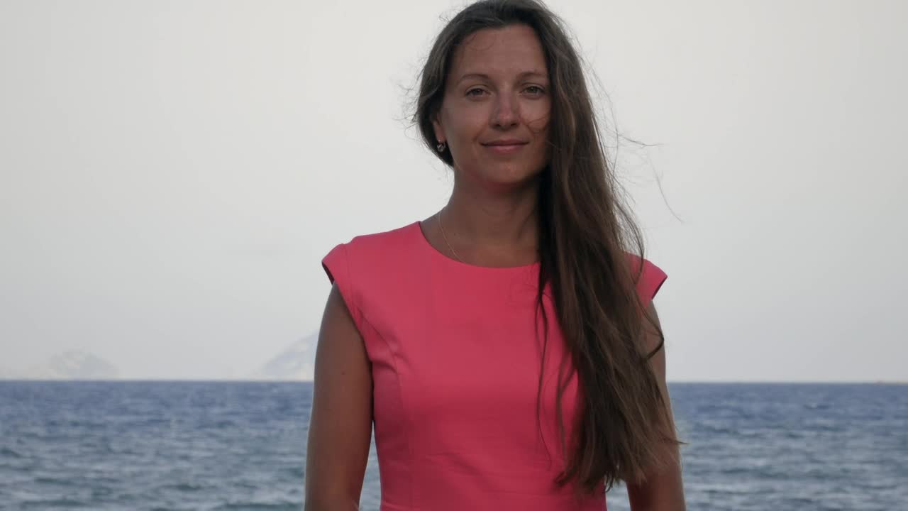 Free Stock Video Young Woman Portrait At The Beach Live Wallpaper