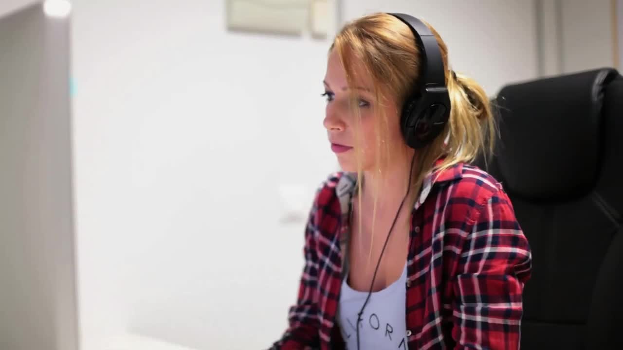 Free Stock Video Young Woman In Front Of The Computer With Headphones Live Wallpaper