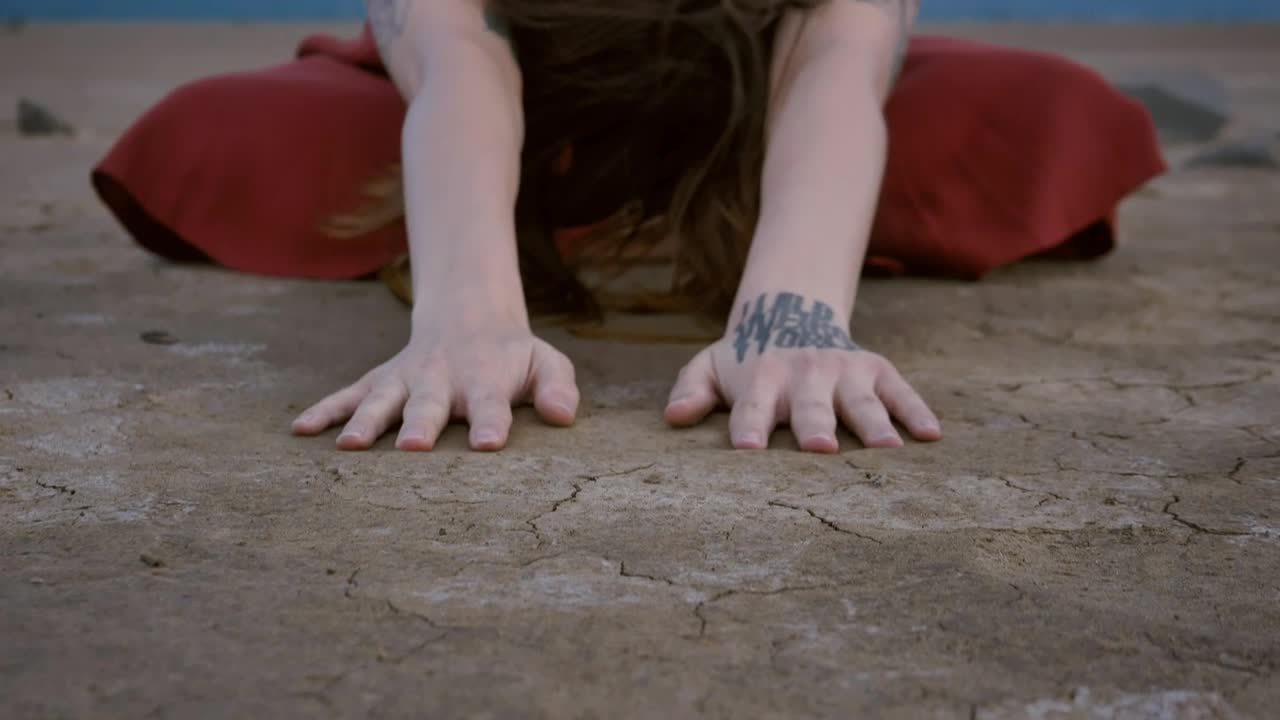 Free Stock Video Young Woman Doing Yoga In The Middle Of A Desert Live Wallpaper