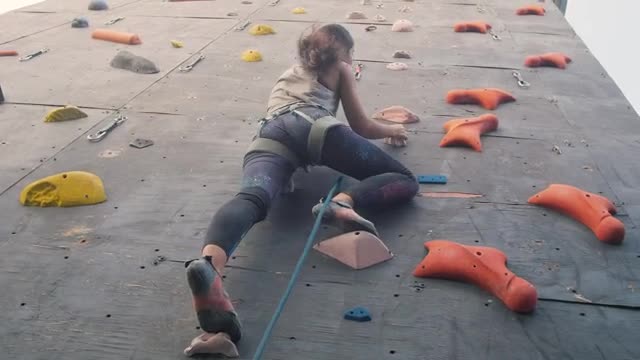 Free Stock Video Young Woman Climbing A Large Mountaineering Wall Smalllive Wallpaper