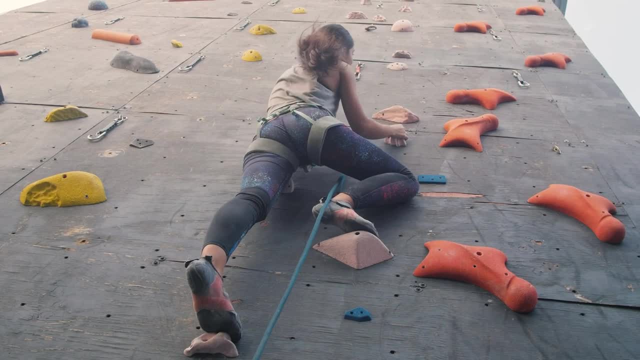 Free Stock Video Young Woman Climbing A Large Mountaineering Wall Live Wallpaper
