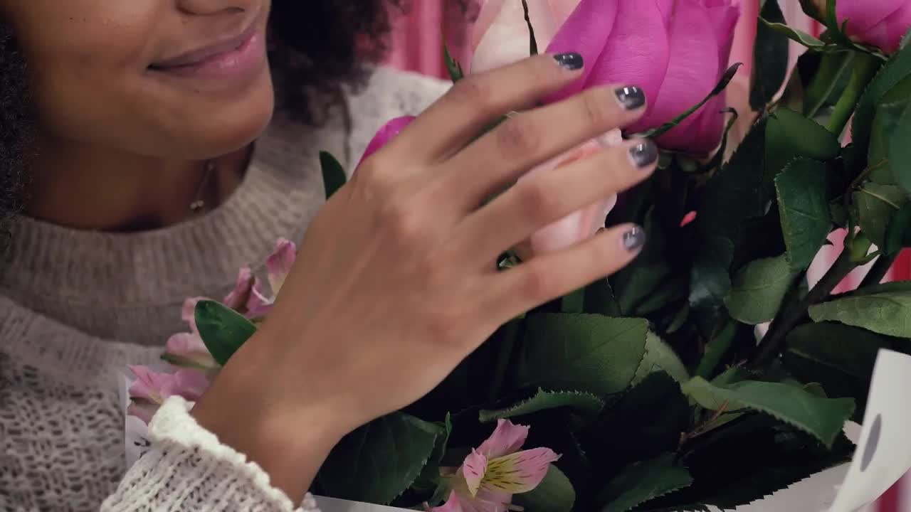 Free Stock Video Young Woman Appreciating A Bouquet Of Roses Live Wallpaper