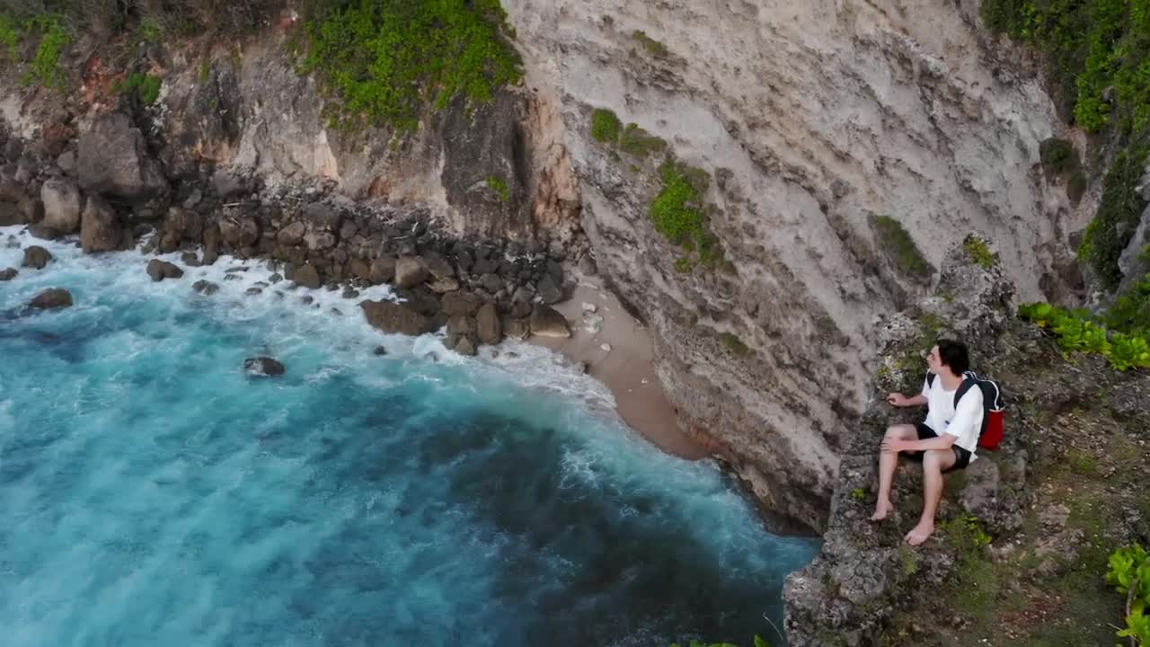 Free Stock Video Young Wanderlust Sees The Ocean From A Cliff Live Wallpaper