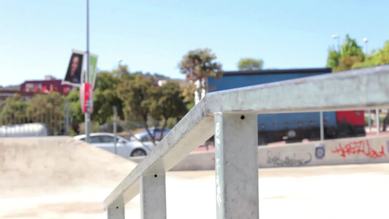 Free Stock Video Young Skateboarder Grinding In The Park Live Wallpaper