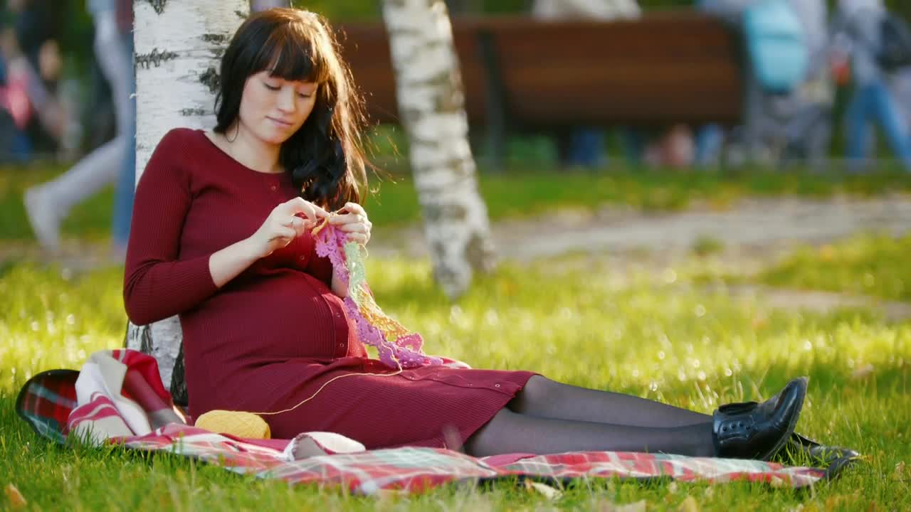 Free Stock Video Young Pregnant Woman Knitting Live Wallpaper