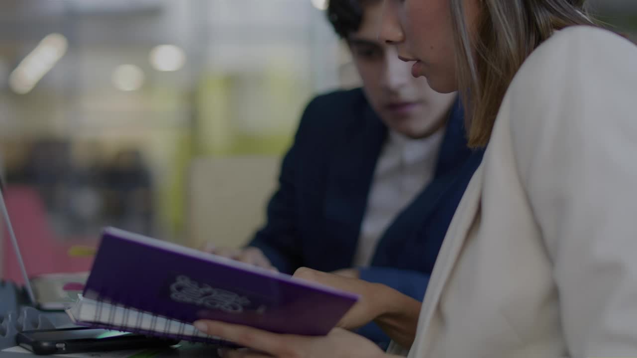 Free Stock Video Young People Working Together In The Office Live Wallpaper