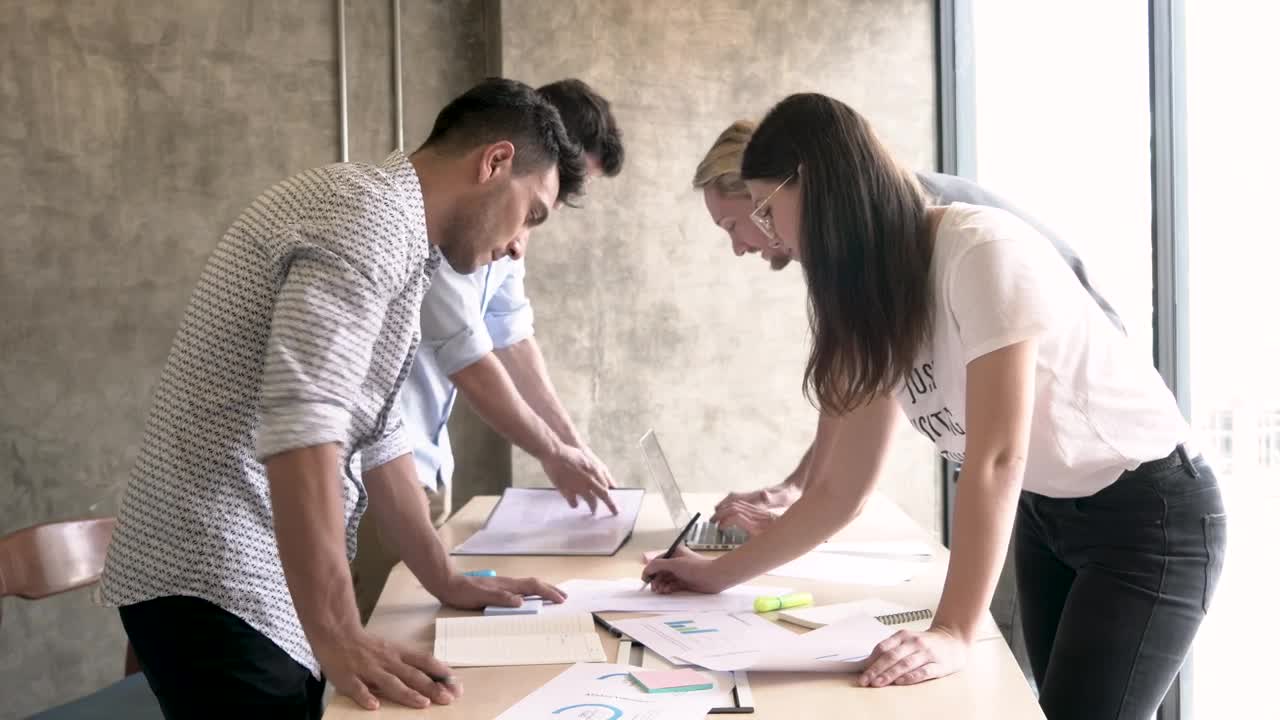 Free Stock Video Young People Of A Work Team In A Meeting Live Wallpaper
