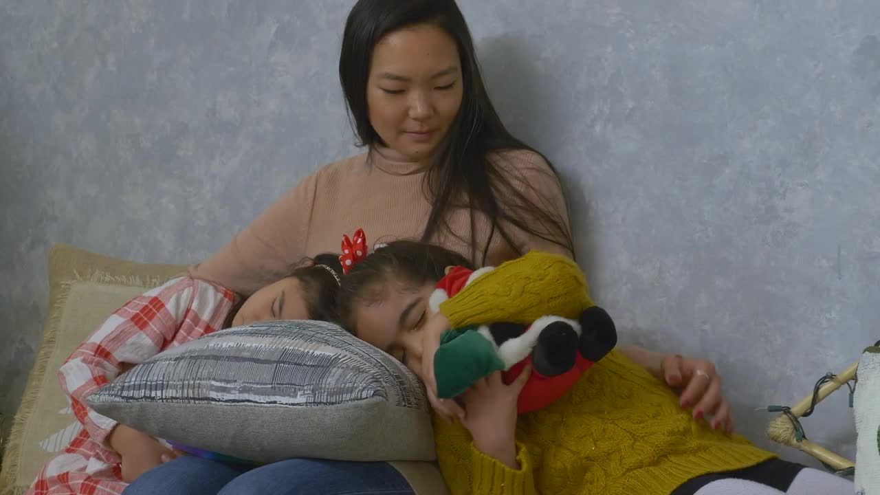 Free Stock Video Young Mother With Her Two Daughters On Christmas Day Live Wallpaper
