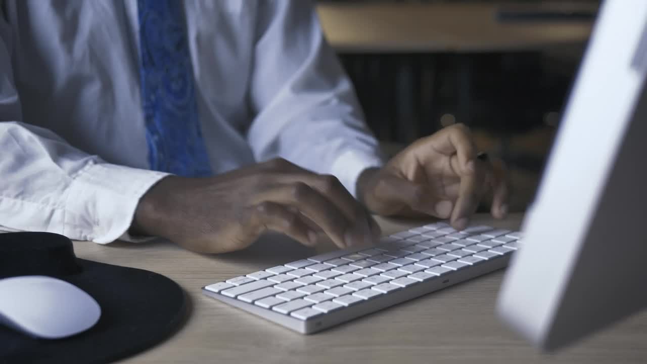 Free Stock Video Young Man Working In An Office Overtime Live Wallpaper
