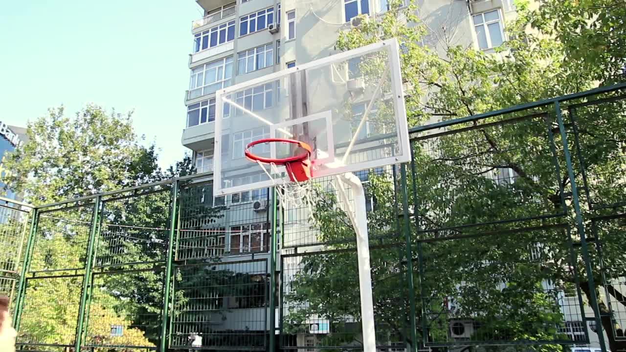 Free Stock Video Young Man Playing Basketball In A Park Live Wallpaper